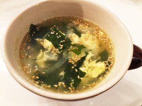 鶏ガラの素で 美味しい 卵 ワカメスープ
